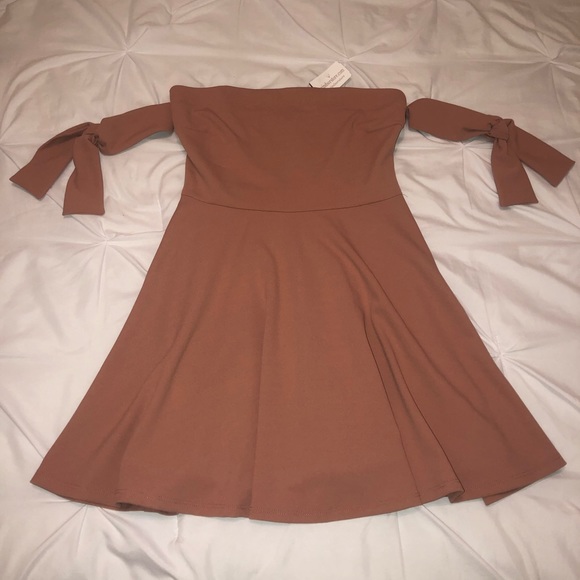 NWT Windsor Off the Shoulder Tie Sleeve Dress - Picture 2 of 5